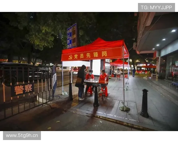 场上场下忙赛后B费暖心帮拍照